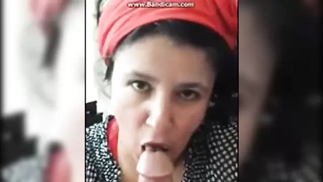 Olgun Türk kadın, komşusuna ağızla zevk veriyor.