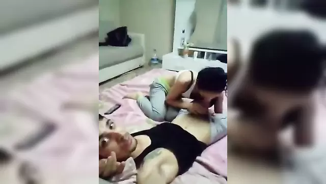 Genç Türk adam, güzel öğrenciye ağızla zevk veriyor.