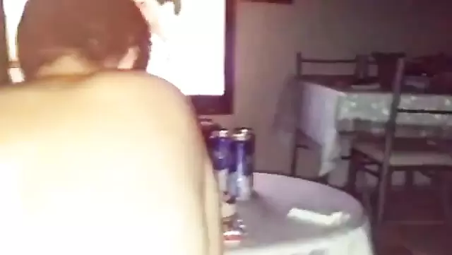 Olgun kadın, Türk komşusunun aletine oturuyor.