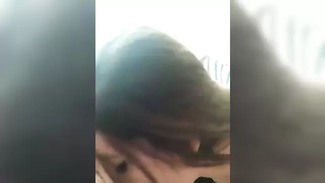 Tatlı kız Türk aletini yalıyor.