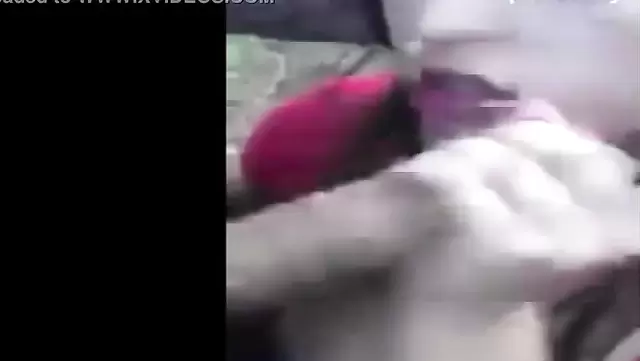 Bir öğrenci, Türk kadına açık havada ağızdan zevk veriyor.